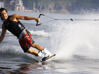 Wakeboarding Dangerous? » (7 Beginners Wakeboarding Tips)